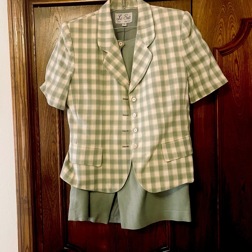Gently worn women’s 2 piece suit